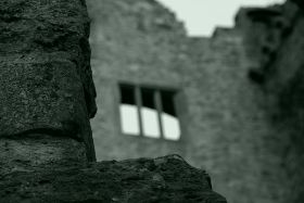 Schloss Hohenbaden, Mauerrand, Fassade, monochrome.jpg