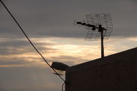 Santorini, Radio-Antenne neben Straßenlaterne.jpg