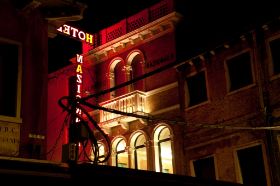 I, Venedig, Marcuola at night.jpg